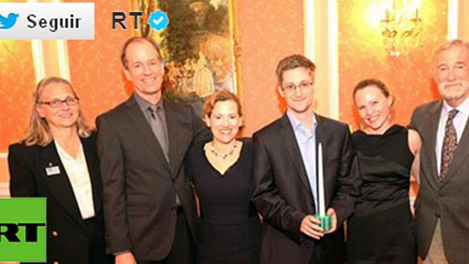  El portal Wikileaks ha publicado una fotografía de Edward Snowden, el extécnico de la CIA asilado en Moscú, acompañado de otros filtradores estadounidense de datos. Se trata de la primera foto de Snowden desde que salió del aeropuerto de Moscú. En ella le acompañan cuatro supuestos exinformantes de las actividades ilegales de la CIA, el NSA, el Ministerio de Justicia y el FBI estadounidenses.