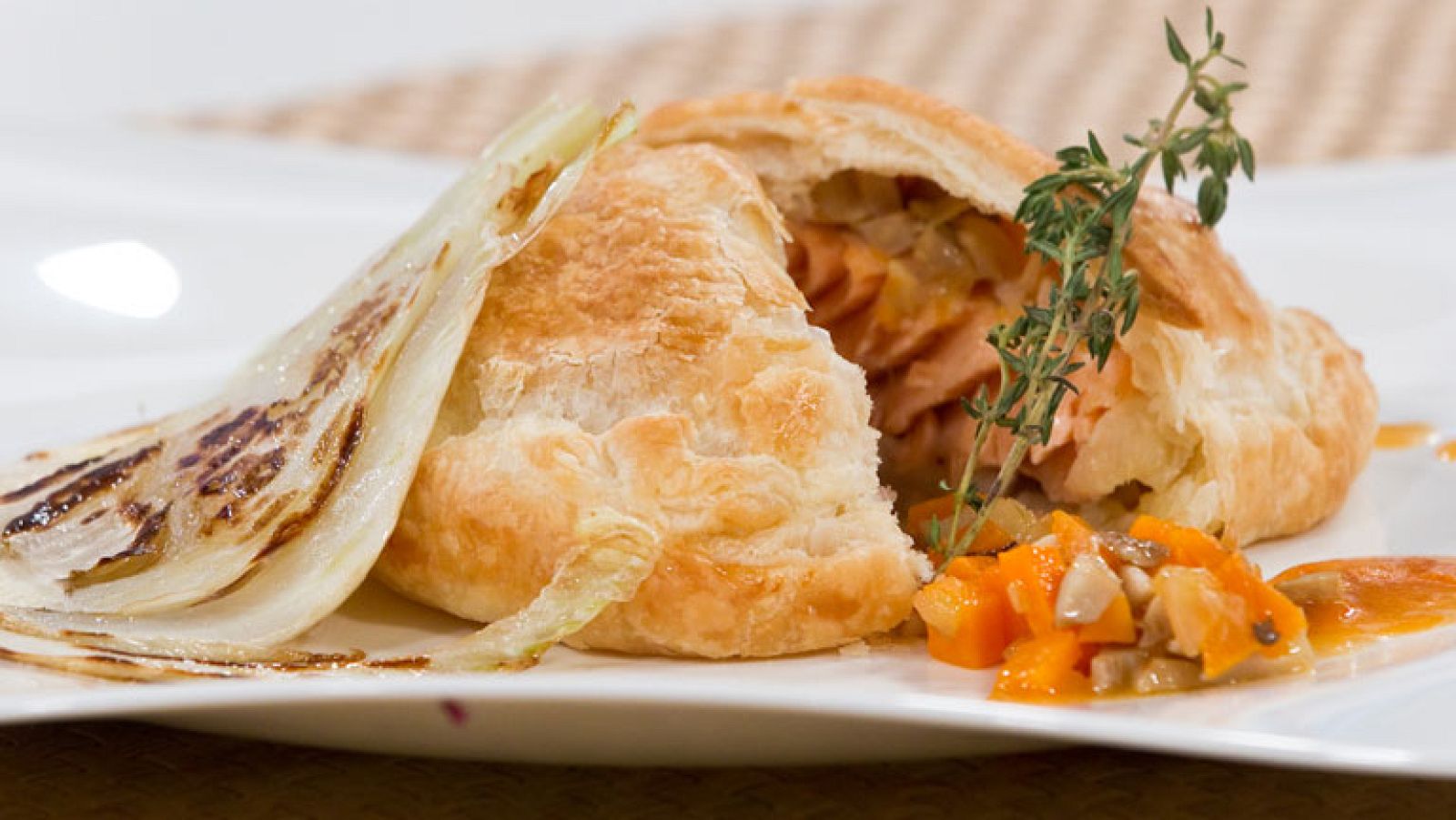 Hojaldre de salmón con setas y salsa de cangrejos