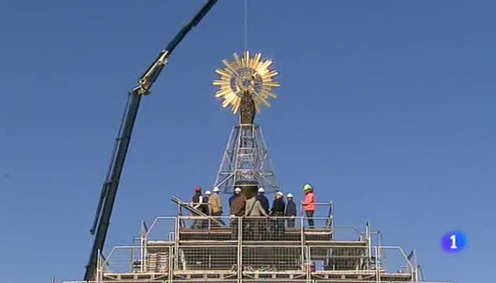  Todo listo ya en la plaza del Pilar del Zaragoza para que mañana nada falle en la ofrenda floral a la Virgen. Este año, con un aliciente añadido: la posibilidad de fotografiarse junto a la "Pilarica".Laudo en autobuses urbanos de Zaragoza para congelar los salarios, aunque el acuerdo no paraliza la huelga, que lleva ya 18 días en la calle. Quienes sí suspenden los paros son los empleados de La Bella Easo, que han llegado a un acuerdo. El Real Zaragoza debe ganar este domingo en la Romareda a La Ponferradina, para tener opciones en las primeras plazas de la tabla de Segunda División. Y mientras, el CAI Zaragoza comienza la Liga ACB en la siempre difícil cancha del Bilbao.
