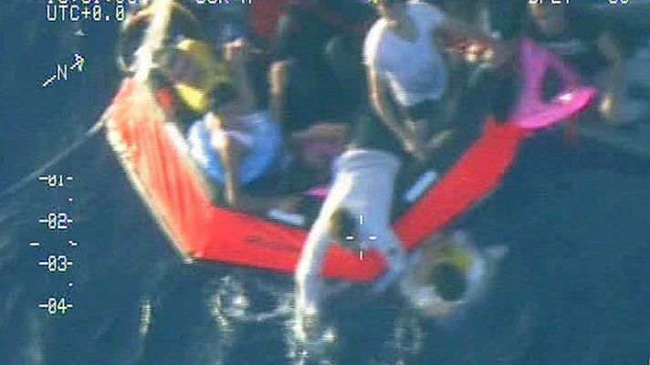 Telediario 1 - Al menos 50 muertos al nafragar una barcaza de inmigrantes en el canal de Sicilia