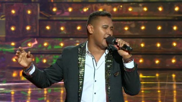 Álex canta "Visa por un sueño"