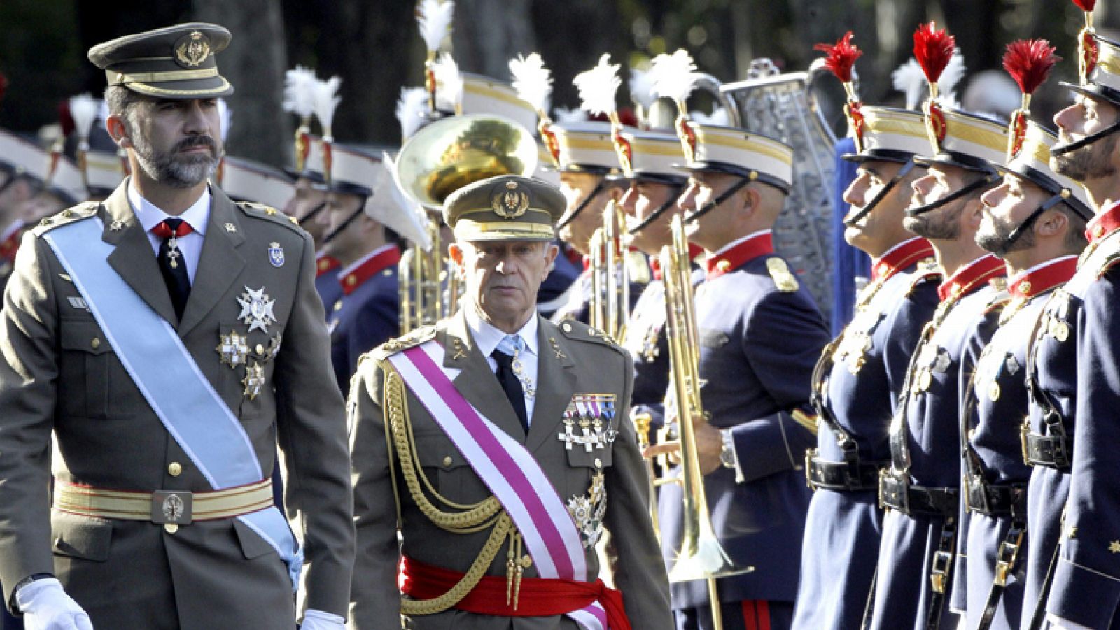 El príncipe preside el desfile del Día de la Fiesta Nacional por primera vez