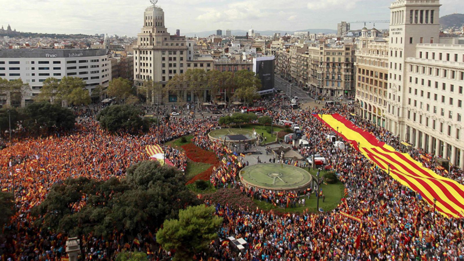 Informativo 24h: Decenas de miles de personas se concentran en Barcelona a favor de la unidad de España | RTVE Play