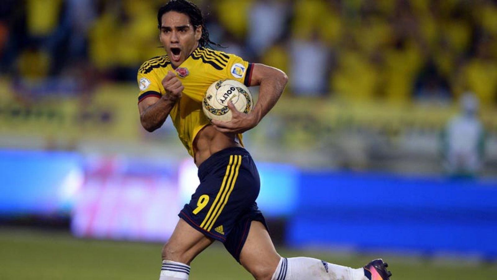 La selección colombiana se ha clasificado matemáticamente para el Mundial de Brasil 2014 tras empatar con Chile (3-3) en un partido en el que los cafeteros se fueron a los vestuarios con el resultado parcial de (0-3) y que remontaron gracias a dos goles de Radamel Falcao en los últimos minutos.