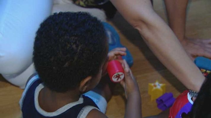 Telediario 1 - Menos adopciones internacionales