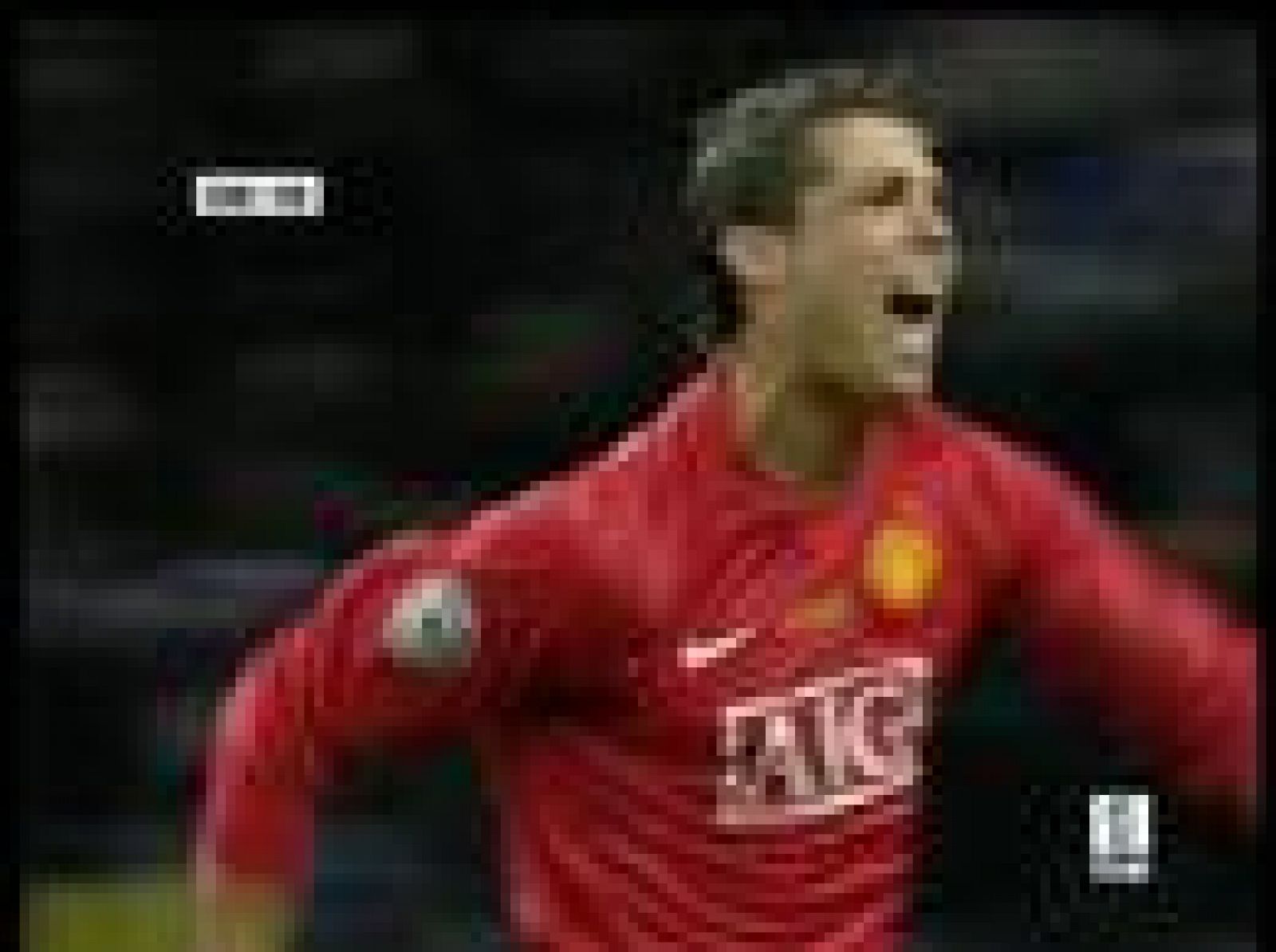 Cristiano Ronaldo ha interrumpido sus vacaciones para operarse del pie derecho. El jugador ha regresado a Portugal y después de la operación y su convalecencia, que podría durar un mes, podría pertenecer ya al Real Madrid.