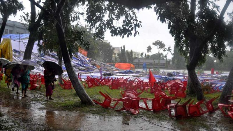 El ciclón Phailin pierde fuerza al haber tocado tierra en la costa este de la India