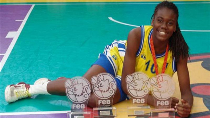 Iris Junio bate el récord de precocidad en categoría absoluta del baloncesto español