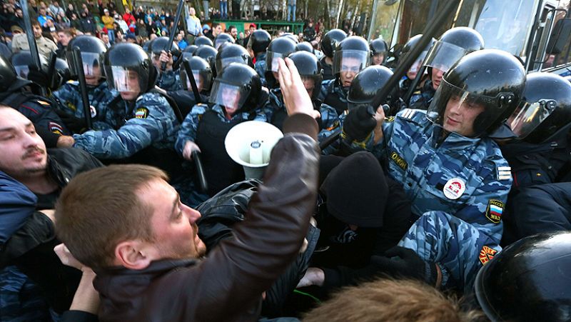 Miles de personas se enfrentan a la Policía en Moscú