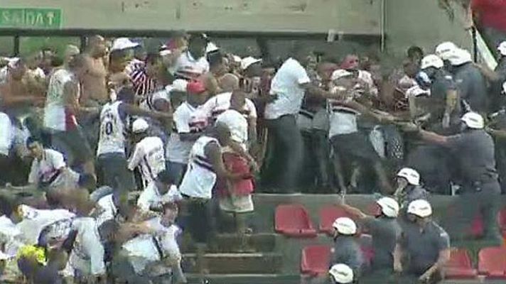 Informativo 24h - Graves enfrentamientos entre los hinchas del Sao Paulo y la polícia