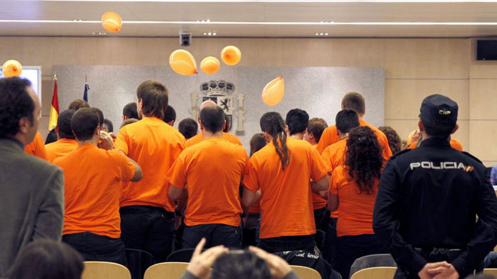 Los acusados de Segi lanzan globos en el juicio pidiendo libertad para Goñi