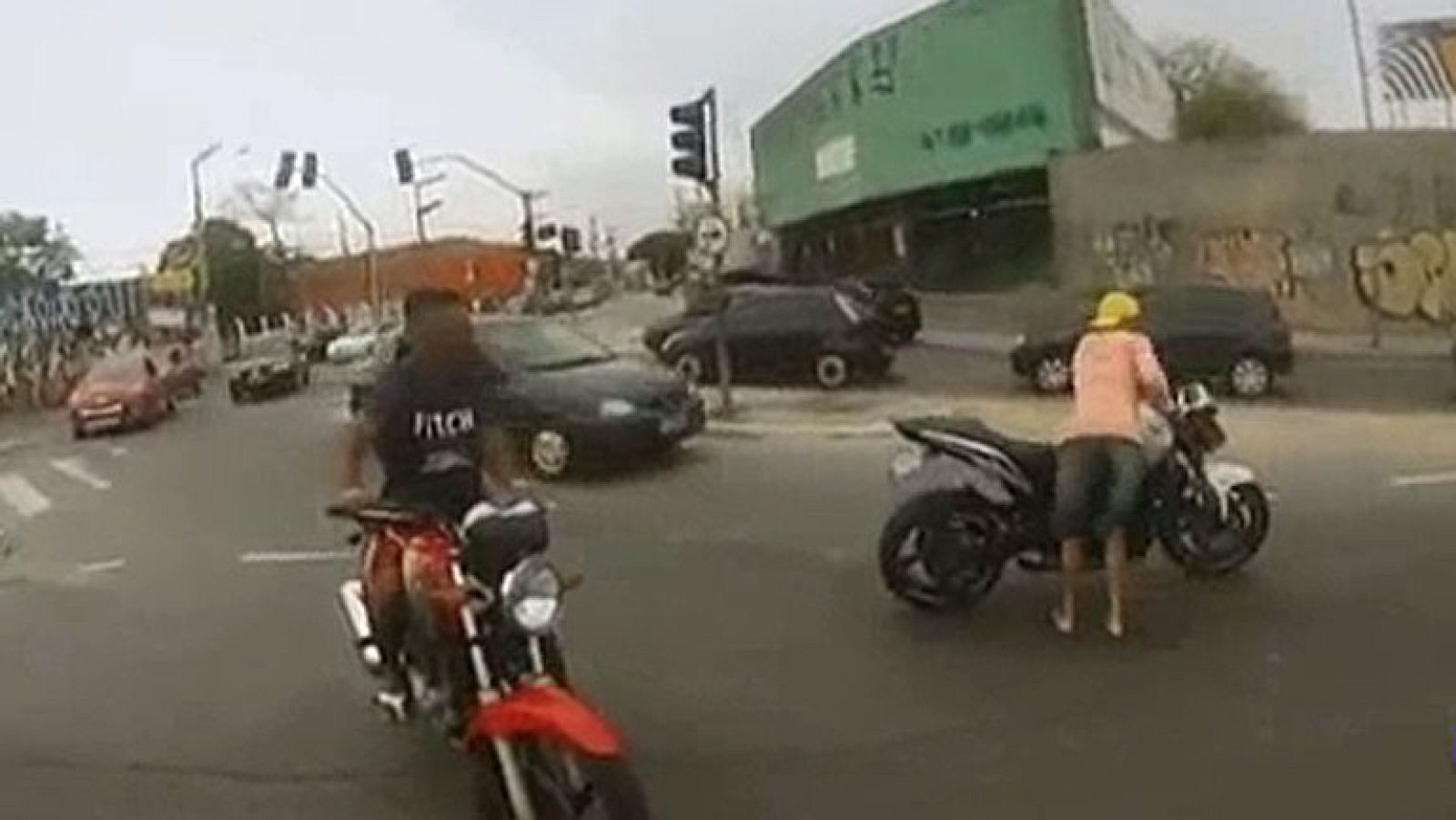 Un motociclista graba como un menor le obliga a detenerse a punta de pistola para robarle