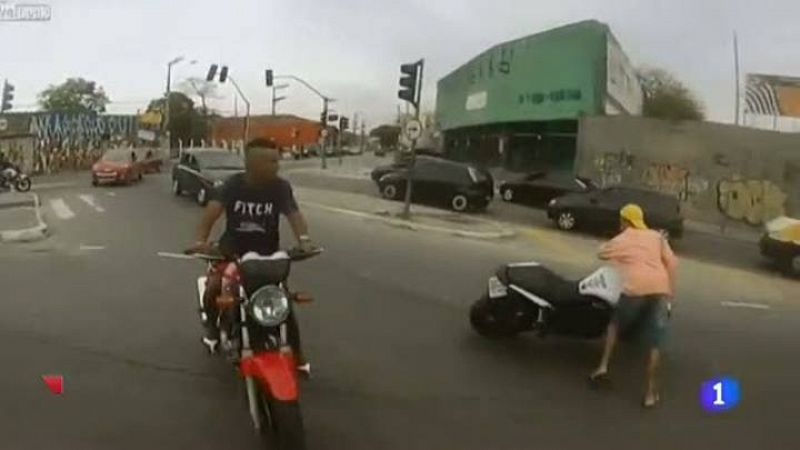 Un motociclista graba como un menor le obliga a detenerse a punta de pistola para robarle