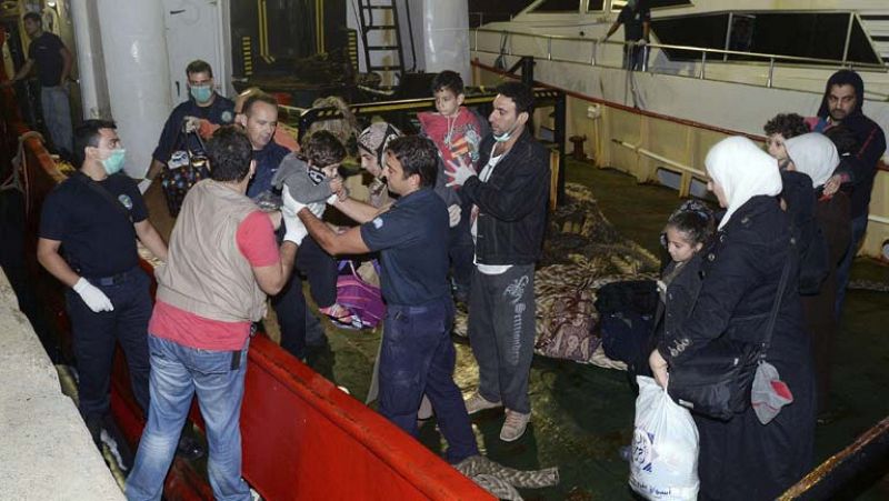 Las patrulleras italianas trabajan toda la noche para rescatar a cientos de inmigrantes 