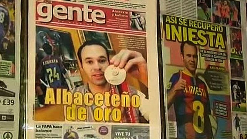 El pequeño pueblo de Fuentealbilla es estos días un centro de peregrinación de seguidores de Andrés Iniesta, su vecino más ilustre, que jugará este martes contra Georgia en Albacete.