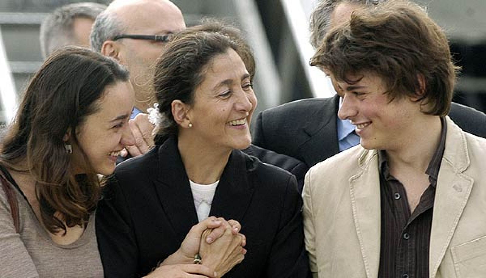 Ingrid Betancourt se reencuentra con sus hijos, recién aterrizados en Bogotá, tras la liberación de su madre el día anterior (03/07/08).