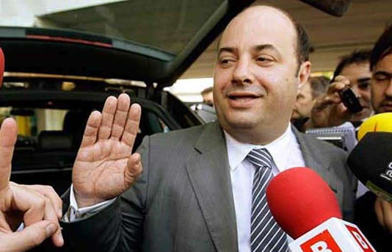  El socio Oriol Giralt, impulsor del voto de censura contra el presidente del FC Barcelona, Joan Laporta, y su junta directiva, ha tachado de "mentiroso" al mandatario barcelonista, a quien ha acusado de "haberse cargado el mejor equipo del mundo".