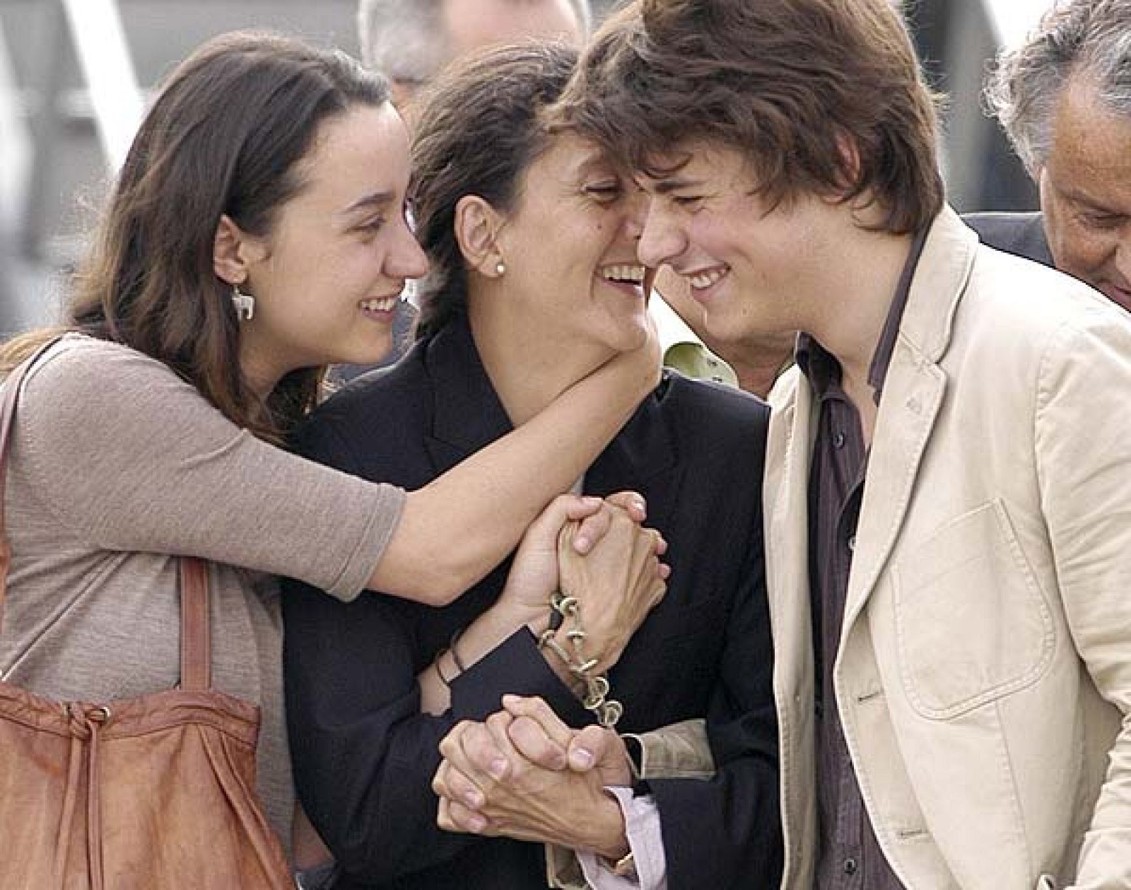 Ingrid Betancourt se reencuentra con sus hijos en el aeropuerto de Bogotá tras permanecer secuestrada durante más de 6 años.