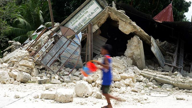 Ascienden a 99 los muertos por el terremoto del martes en Filipinas 