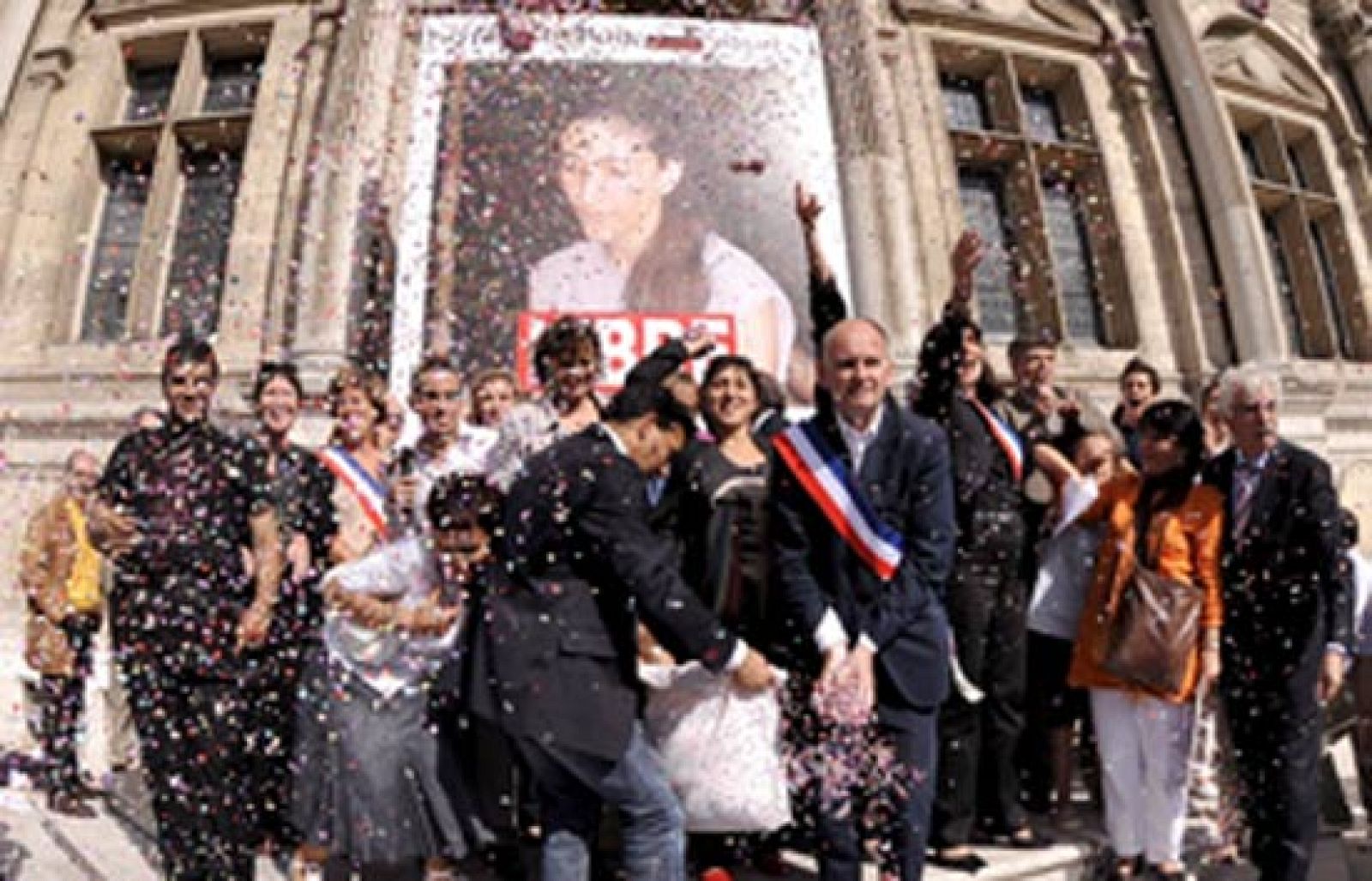 Ingrid Betancourt volará a Francia mañana. Francia se ha implicado intensamente en intentar su liberación y las manifestaciones de alegría han sido constantes.