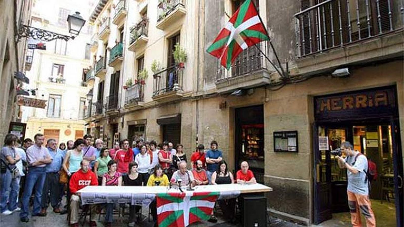 Telediario 1: Comienza este jueves el juicio sobre la financiación de ETA con las 'herriko tabernas' | RTVE Play