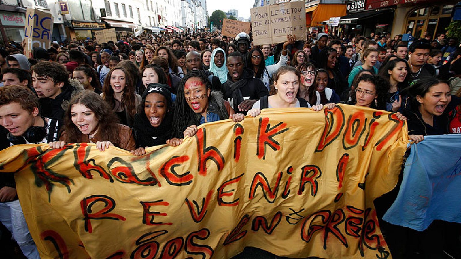 Telediario 1: Estudiantes franceses protestan por la deportación de una niña gitana | RTVE Play
