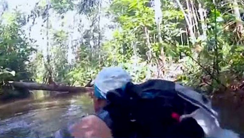 Una carrera por el Amazonas, que incluye salto de troncos, natación y atravesar arenas movedizas ha servido para recaudar fondos para preservar el río.