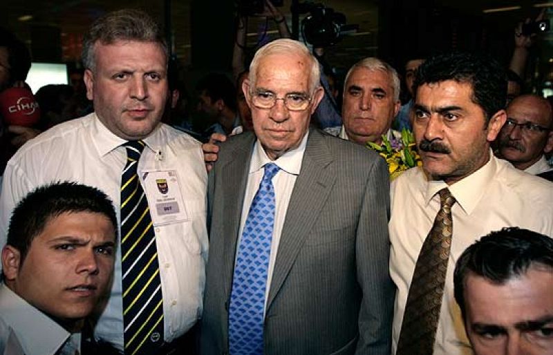  Luis Aragonés llega a Estambul sin exigir cuentas a nadie