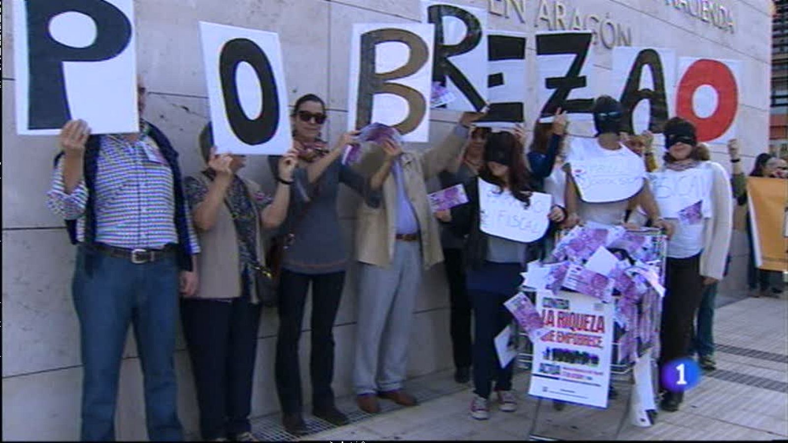  - Hoy se celebra el Día Internacional de la Pobreza. En Aragón, las ONG's advierten de que el 22% de la población vive en situación de pobreza. Además, en dos años casi 3 mil familias más se han quedado sin ingresos.- Sigue la búsqueda del cadáver de Pilar Cebrián, la mujer vecina de Ricla, cuyo marido la descuartizó, presuntamente. Hoy el Regimento de Pontoneros ha llegado al fondo del pozo y en las próximas horas, una cámara colocada con sonda dará la imagen de lo que hay dentro del pozo, de 250 metros de profundidad.- En Almudévar, Huesca, los vecinos miden, con semáforos, sus decibelios. Quieren terminar con el tópico de que en los pueblos se grita más de lo habitual. Es un proyecto financiado por la Diputación de Huesca.