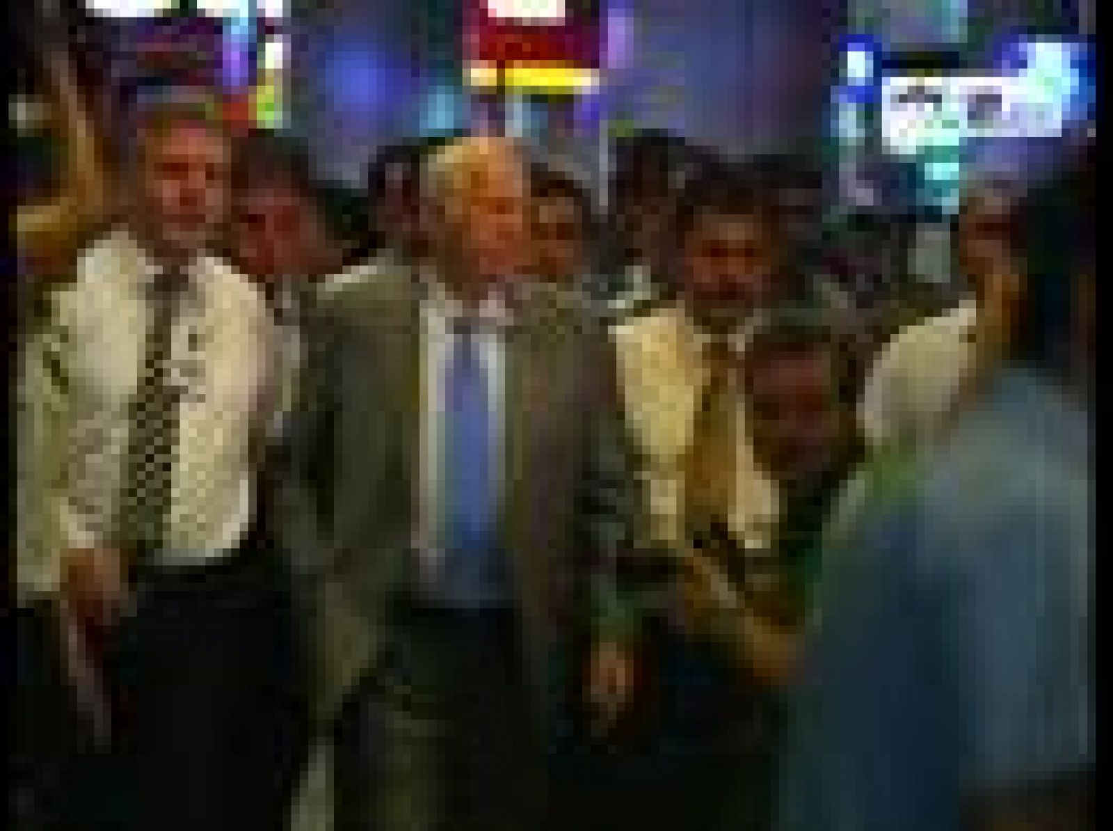 Luis Aragonés, nuevo entrenador del Fenerbahçe, es recibido como un héroe por los aficionados y la prensa turca en el aeropuerto de Atatürk en Estambul. Su nuevo público jalea su nombre.