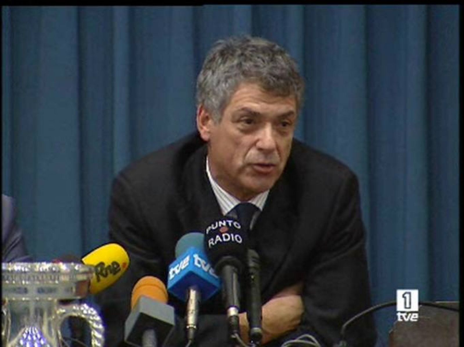 El presidente de la Federación Española de Fútbol ha entregado la copa a Alejandro Blanco, presidente del COE.