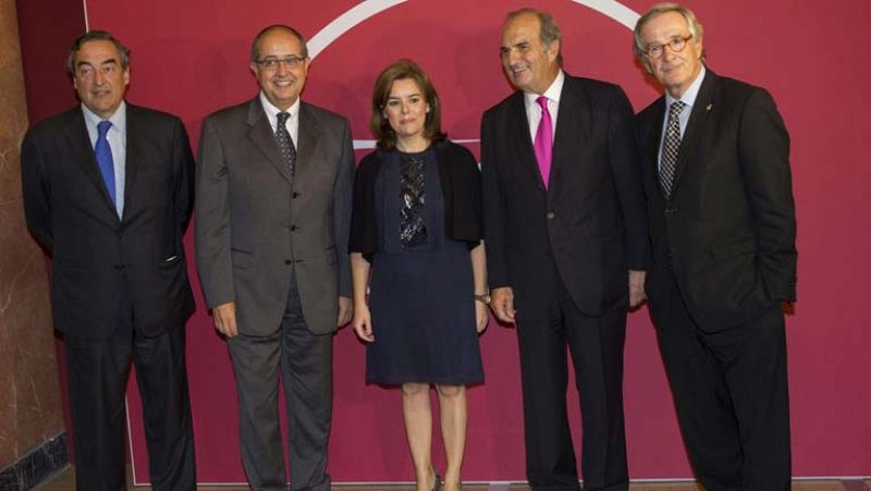 La vicepresidenta del Gobierno se siente honrada de asistir al acto de la patronal catalana y no valora la ausencia de Mas 