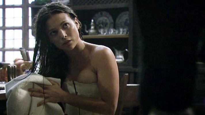 Águila Roja - Nuño ve a Irene mojada