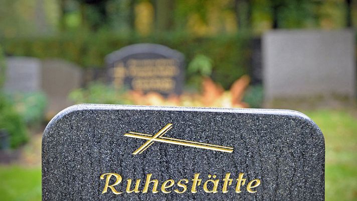 Telediario 1 - Los restos mortales el excapitán de las SS Priebke  siguen en un aeropuerto militar romano