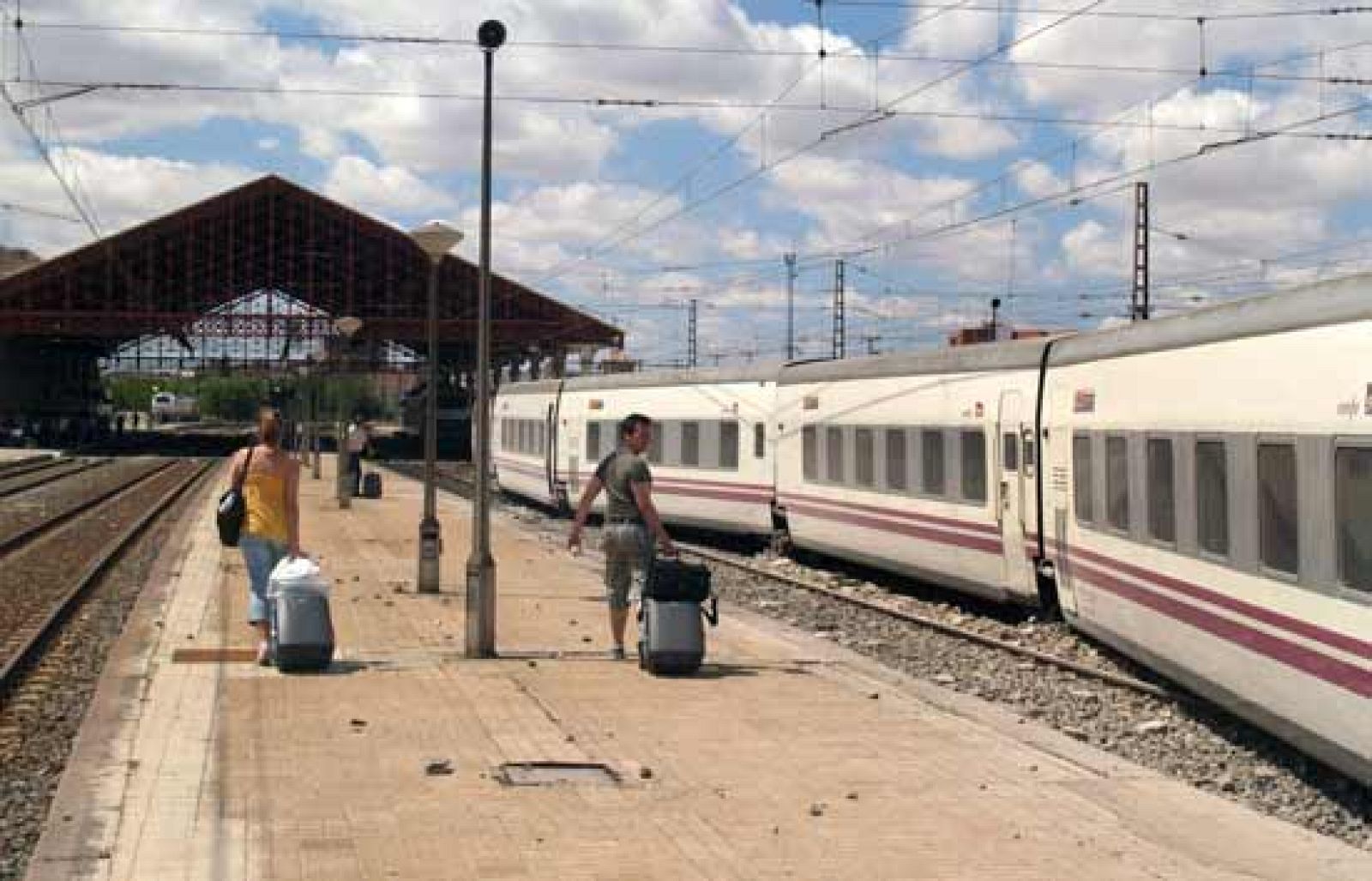 Cuantas Horas En Tren De Madrid A Paris Cuatro heridos al descarrilar el tren París-Madrid en Medina del Campo -  RTVE.es