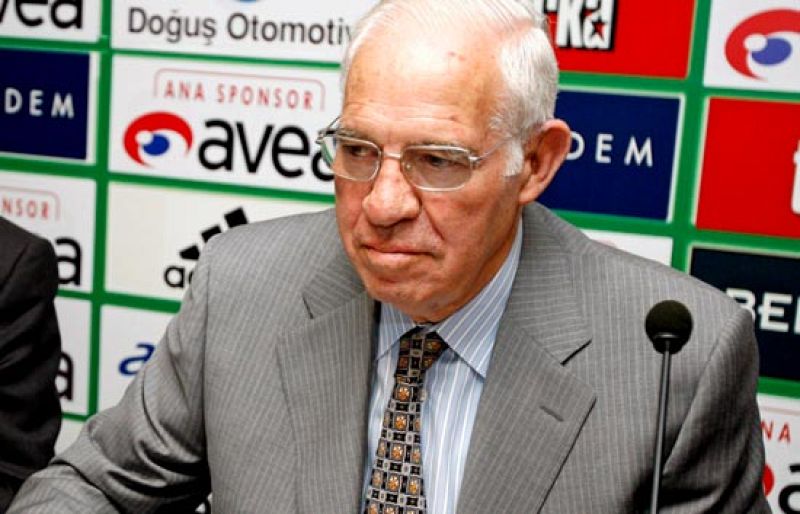 Luis firma su nuevo contrato