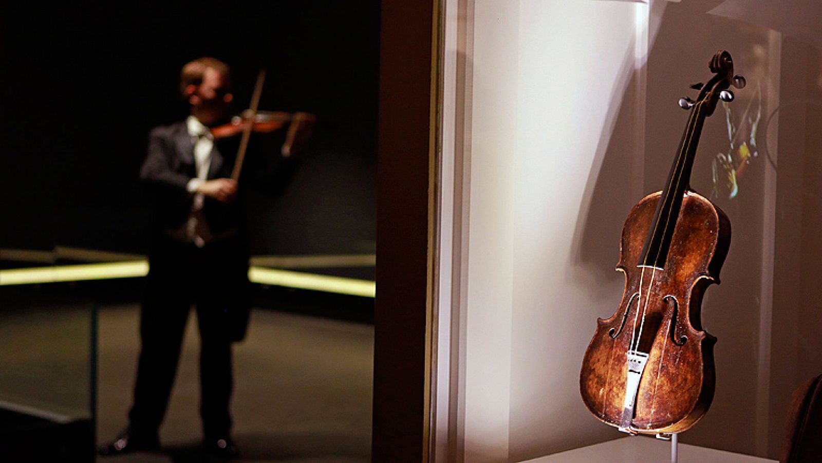 Telediario 1: Subastan el violín que sonaba mientras se hundía el Titanic | RTVE Play