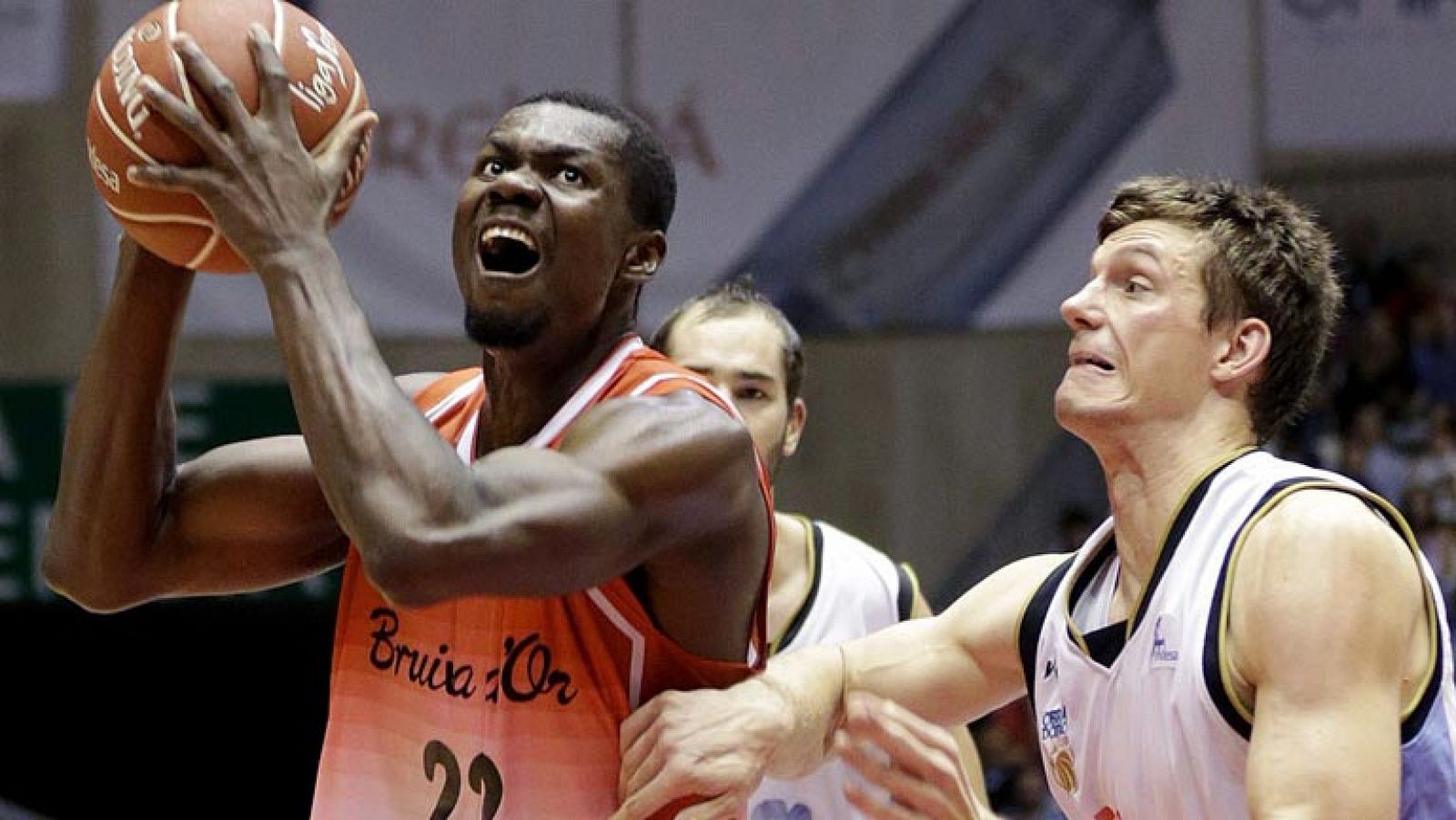 Baloncesto en RTVE: Río Natura Monbus 71-88 Bruixa d'Or Manresa | RTVE Play