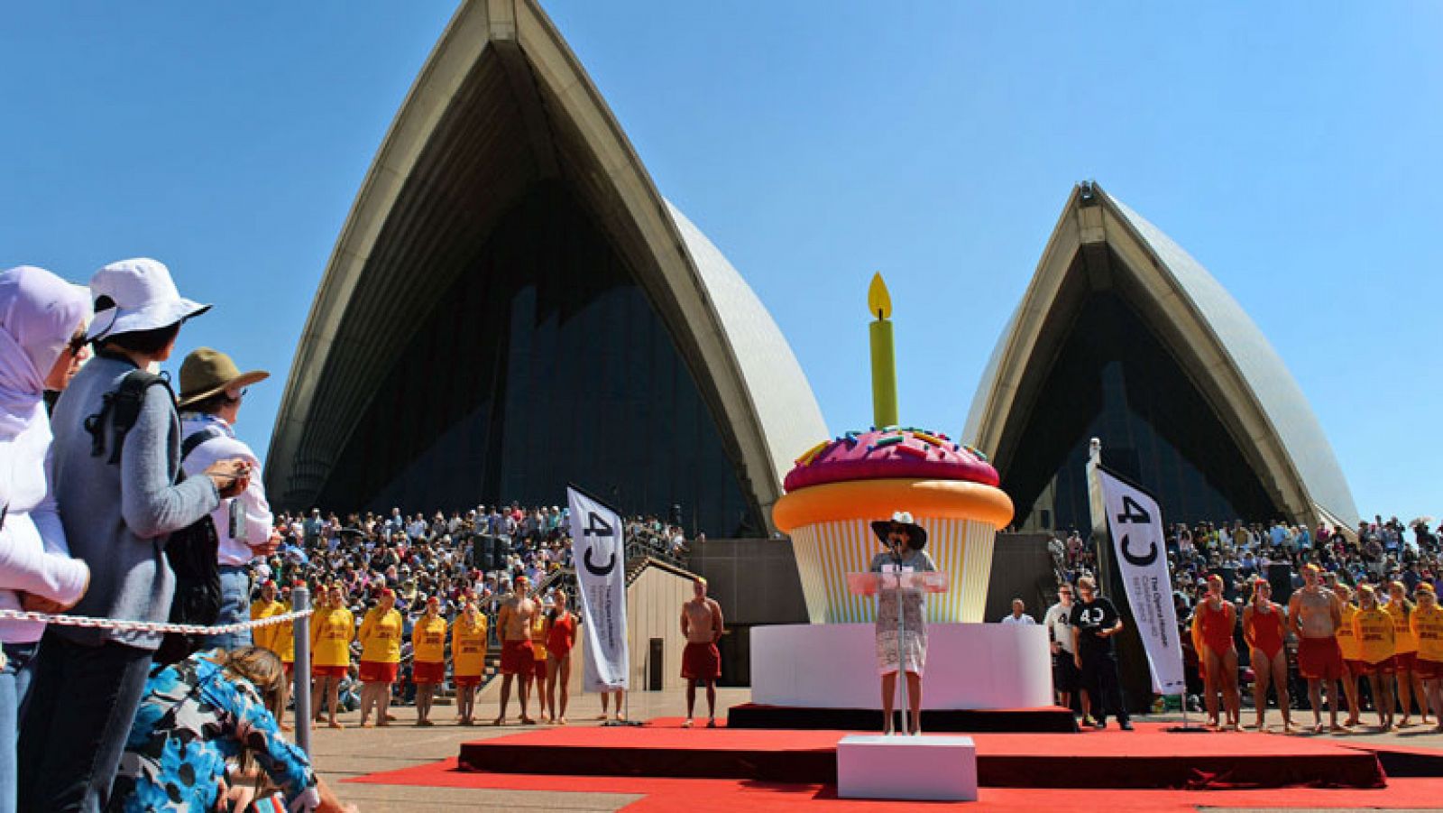 Sidney celebra el 40 aniversario de la Casa de la Ópera, entre los actos, se han repartido 6.000 magdalenas y el hijo del arquitecto que lo diseñó, Jørn Utzon, dijo que el edificio es un tributo al espìritu australiano.