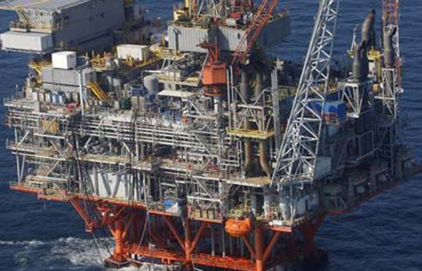  Informe Semanal analiza la escalada de precios del petróleo y entrevista a numerosos expertos que han pasado por el congreso sobre la cuestión celebrado en Madrid.