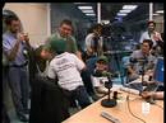  - La radio lleva apoyo a los rehenes