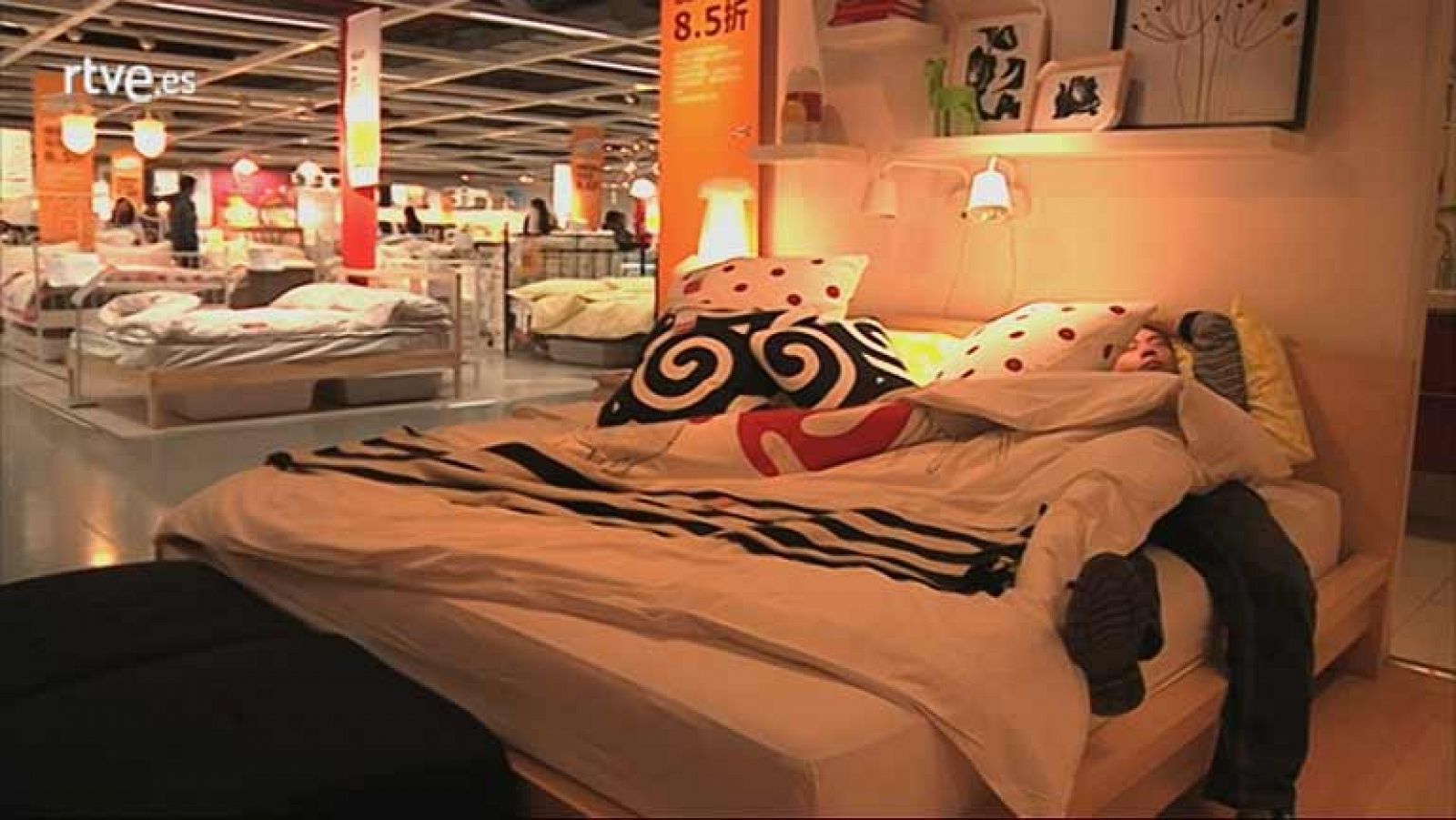 En China, los clientes de ese país aplican al pie de la letra en algunas tiendas lo de sentirse como en su propia casa. Y, si no, fíjense en cómo invierten su tiempo libre algunos chinos en Ikea. 