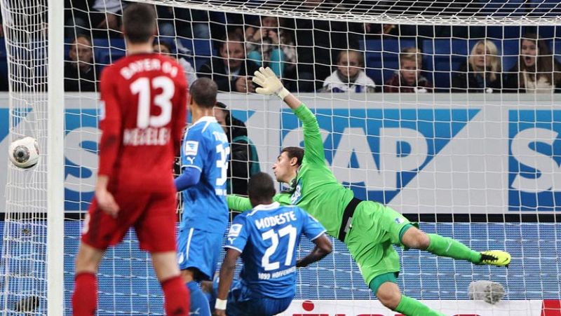 El árbitro del Milan-Barça la lió en Alemania