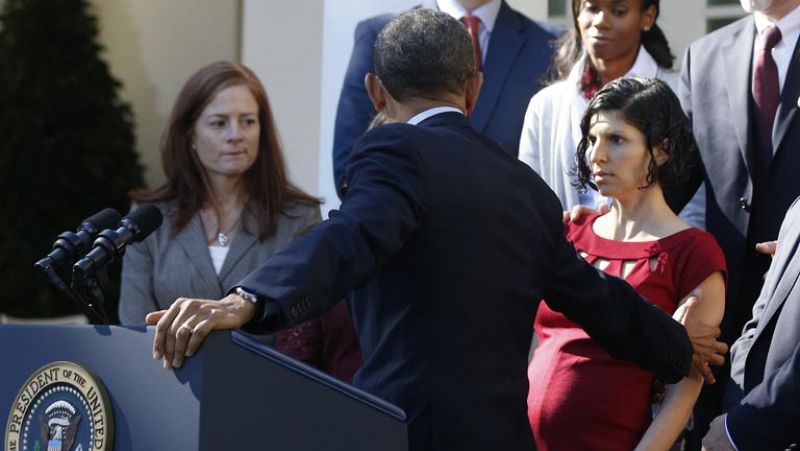 Obama interrumpe su discurso para atender a una mujer embarazada y diabética que casi se desmaya