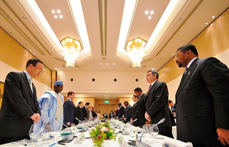 Los líderes del G8 afrontan soluciones para la crisis alimentaria, la subida de los combustibles y las consecuencias del cambio climático.