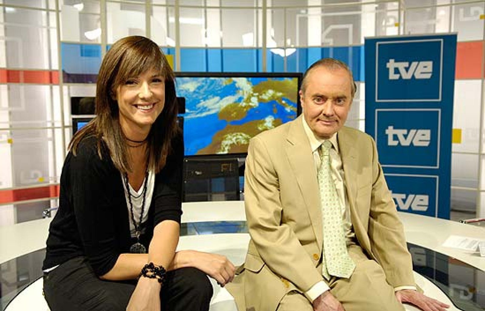   En Televisión Española tenemos que decir adiós al que ha sido durante más de 20 años nuestro hombre del tiempo.José Antonio Maldonado le pasa el testigo a la meteoróloga Mónica López que a partir de septiembre presentará el tiempo todas las noches en la 1. Y con ella vendrán algunos cambios como más tecnología, nuevos decorados y una mayor participación de los espectadores que podrán enviar vídeos y fotos del tiempo. Lo que no cambiará es el rigor que nos ha llevado a liderar la información meteorológica todos los días y en todas las franjas horarias. Mañana, José Antonio Maldonado y Mónica López tendrán un encuentro con los internautas. Será a la una de la tarde, en nuestra web rtve.es