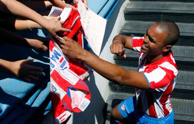 El delantero francés Sinama Pongolle se incorpora a la plantilla del Atlético de Madrid como recambio del 'Kun' Agüero y Diego Forlán para la temporada del regreso a Champions League.