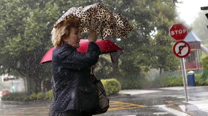 El tiempo - Lluvias fuertes en El Estrecho y vientos en el litoral gallego