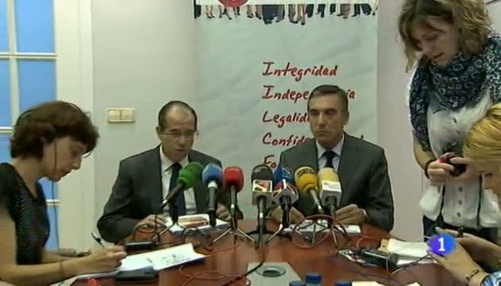 Los economistas de Aragón aplauden que la jubilación se retrase hasta los 70 años. Critican que el Gobierno autonómico no ha hecho los deberes y que no hay facilidades a la hora de crear una empresa.La Plataforma en Defensa por la Escuela Pública ha hecho un llamamiento a todos los alumnos, profesores y padres para que el jueves participen en la huelga de educación, contra la LOMCE. Será la cuarta que se organice en los útlimos dos años.El gobierno de Aragón ha aprobado este martes crear zonas de alimentación fuera de los comederos de buitres. Se dividirán en dos categorías. La medida llega tras las denuncias de ataques de buitres a animales en pleno monte, sobre todo, en Huesca.