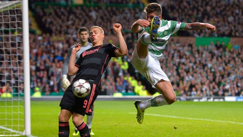 Después de dos partidos sin puntuar y al borde del KO, el Celtic de Glasgow se aferró hoy al sueño de continuar en competición europea tras derrotar al Ajax de Amsterdam (2-1), en la tercera jornada de la Liga de Campeones.